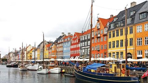 Le port coloré de Nyhavn, à proximité de la place Royale. © Anne Bréhier